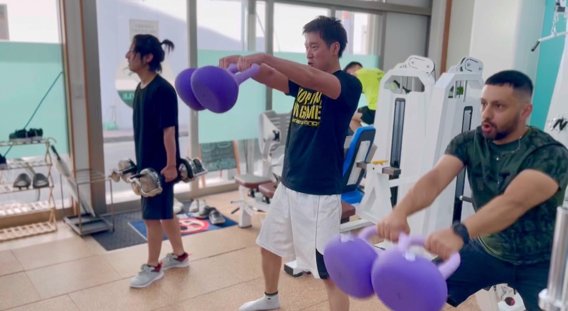 体幹や下半身を鍛えるトレーニング風景
