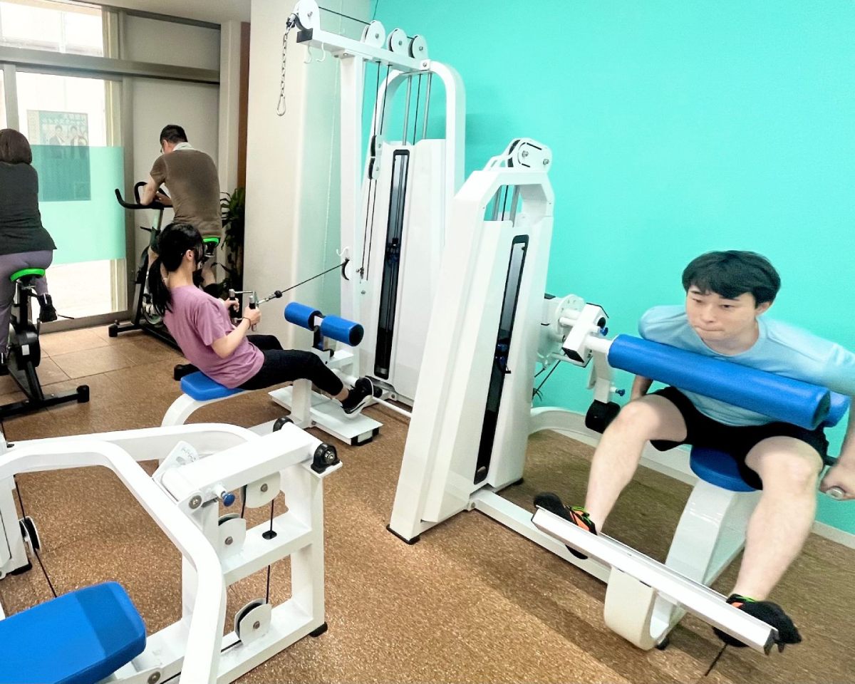 トレーナーのサポートを受けながら運動する様子