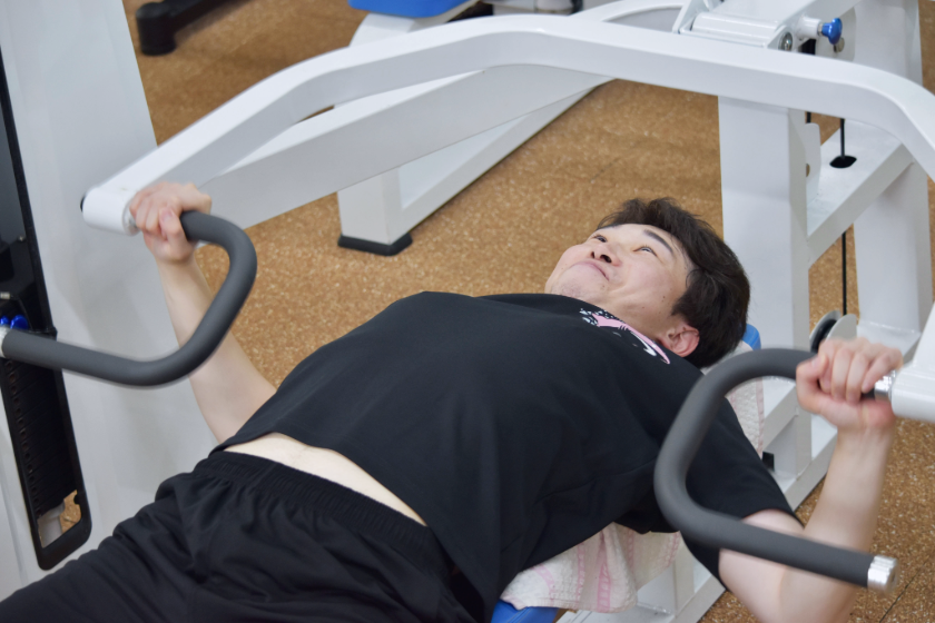 姿勢を確認しながらトレーニングする様子
