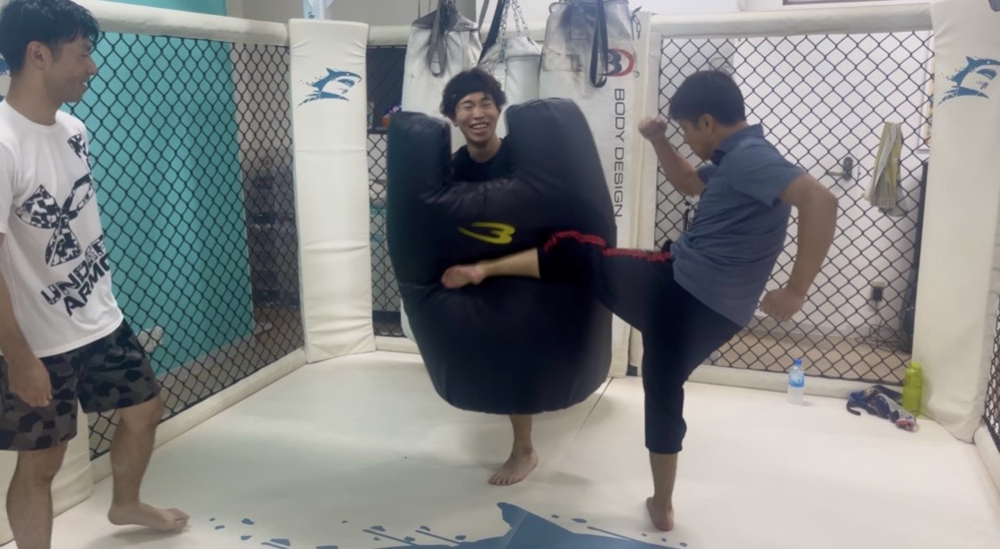 ミット打ちでストレスを発散するトレーニング風景