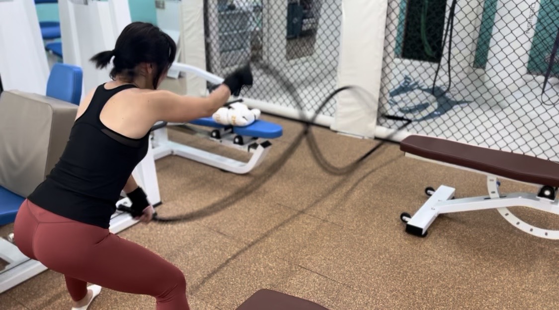 バトルロープを使ってトレーニングする様子