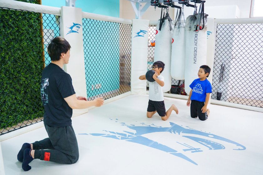 SHARK STYLE GYMでトレーニングする子ども